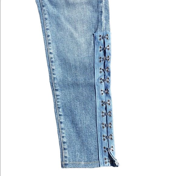 NWT CARMAR “Dion” Skinny Mid-Rise Light Wash Jeans W/ Claps Embellishment - Picture 3 of 6